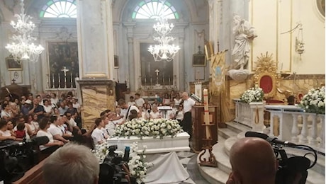 Lacrime e rabbia ai funerali del bimbo morto nel pozzo a Palazzolo Acreide: indagini sui fondi pubblici alla onlus