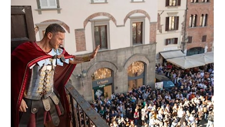 Francesco Totti vestito da Gladiatore al Lucca Comics per promuovere il film. Foto e video