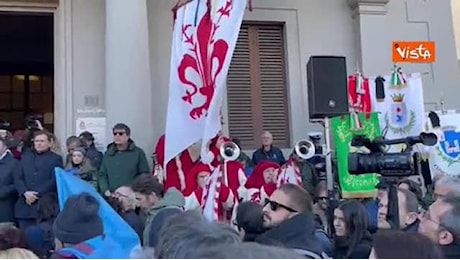 Il minuto di silenzio in piazza a Calenzano alla manifestazione dei sindacati dopo la tragedia