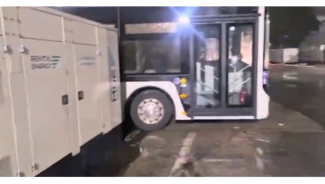 Torino, autobus elettrici GTT alimentati da generatore a gasolio: L'inquinamento e le emissioni non si riducono ma si spostano da un luogo all'altro - VIDEO