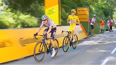L'immagine di Pogacar con Vingegaard che definisce il suo strapotere mortificante al Tour de France