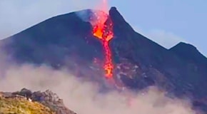 Stromboli: un'esplosione nella parte sommitale del vulcano provoca un vasto incendio VIDEO