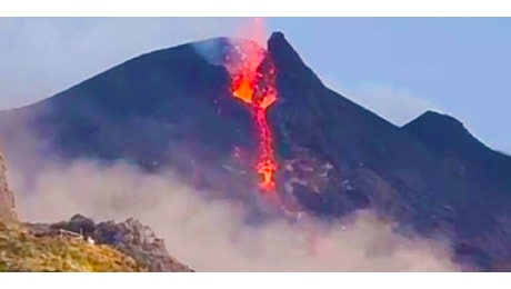Stromboli: un'esplosione nella parte sommitale del vulcano provoca un vasto incendio VIDEO