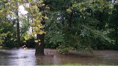 Maltempo, temporale e disagi a Milano: esonda il Lambro, timori per il Seveso