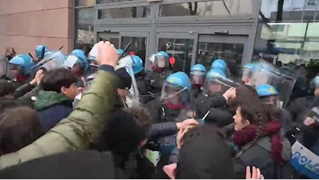 Torino, tensioni davanti al Politecnico: lanci di pietre contro le forze dell'ordine