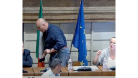 Terni, Bandecchi abbaia a FdI durante question time