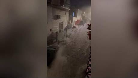 Maltempo, nubifragio notturno a Ischia: la furia dell'acqua invade le strade, sommersi interi quartieri