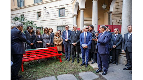 Violenza donne, La Russa: Tricolore su panchina rossa? E' emergenza nazionale