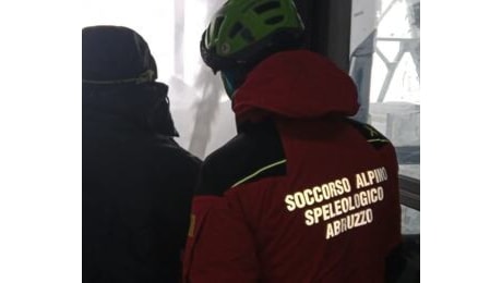 Ancora bloccate le ricerche degli alpinisti. I soccorritori riescono a scendere a valle