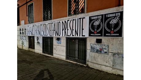 Un migliaio di “camerati, presenti” hanno fatto il saluto fascista alla commemorazione dei morti di via Acca Larenzia