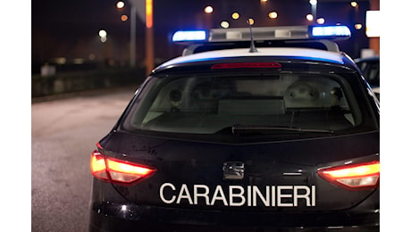 Insegue, accoltella e ferisce passanti a caso in strada, uomo ucciso dai carabinieri: paura a Rimini