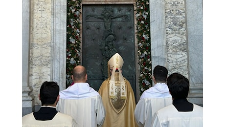 Giubileo, oggi il Cardinale vicario di Roma Baldo Reina ha aperto la Porta Santa di San Giovanni