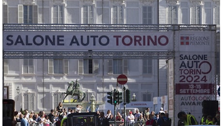 Torino, auto da rally sulla folla in piazza San Carlo: 5 in ospedale