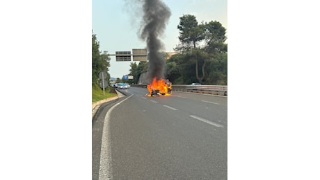 Terrore a Sassari, assalto armato alla Mondialpol: spari tra la gente e auto in fiamme