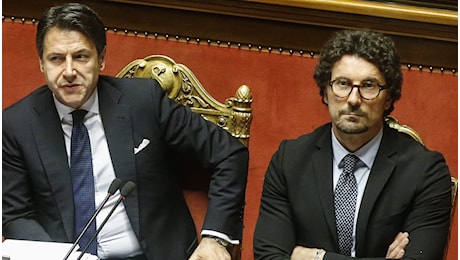 Danilo Toninelli e la previsione su Beppe Grillo e simbolo del M5S, poi l'accusa Conte: Risultati manipolati