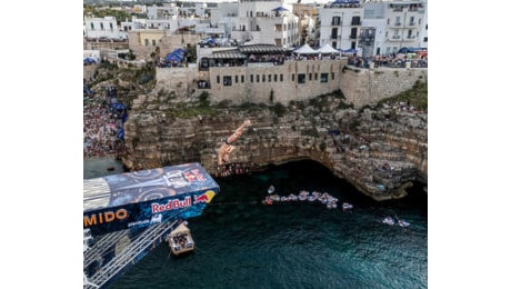 Lo spettacolo dei tuffi ai Polignano con le Red Bull Cliff Diving Series: vincono Popovici e Iffland