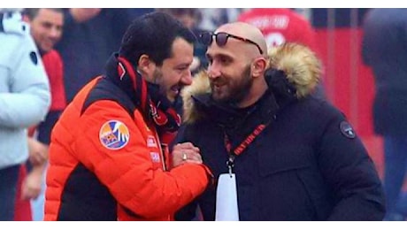 L’ultras Luca Lucci: “La famosa foto l’ha voluta fare Salvini”. La Lega: “Lui ignorava chi fosse”