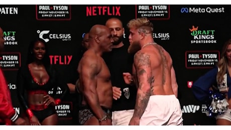 Mike Tyson schiaffeggia l’avversario Jake Paul nell’ultimo incontro pre-match