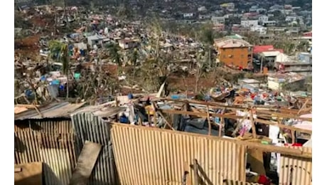 Macron sbotta contro gli abitanti di Mayotte: “Se questa non fosse Francia, sareste in un mare di merda 10.000 volte peggiore”