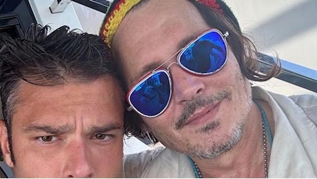 Fedez incontra Johnny Depp in vacanza a Saint Tropez: il selfie abbracciati sullo yacht