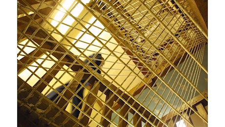 Francia, rivolta in diversi penitenziari: mezzi incendiati e spari