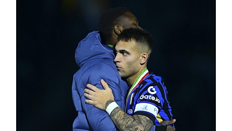 Lautaro Martinez consola uno ad uno i compagni dopo il derby perso: un comportamento da vero capitano