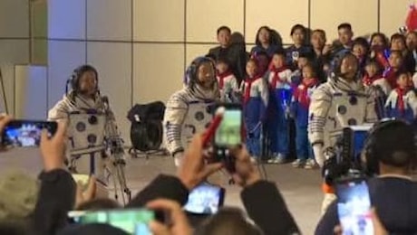 Cina, la cerimonia per gli astronauti pronti a partire