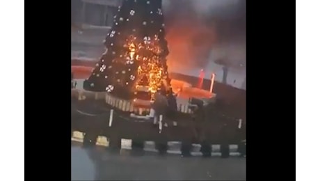 I cristiani in Siria hanno protestato per l'incendio di un albero di Natale