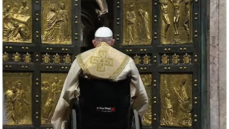 Papa Francesco apre la Porta Santa, inizia il Giubileo 2025