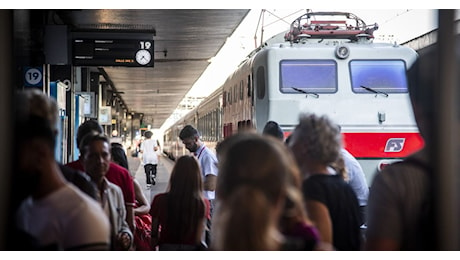 Treni fermi, è in corso lo sciopero dopo l'aggressione a un capotreno