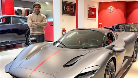 Carlos Sainz saluta la Ferrari con un regalo personalizzato Daytona SP3 del valore di 4 milioni di dollari.