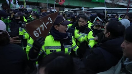 Corea del Sud, manifestanti si scontrano con la polizia vicino alla residenza del presidente Yoon