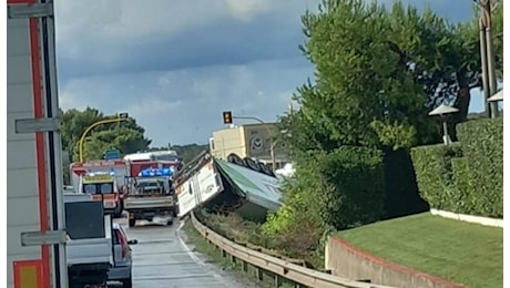 Tragico incidente sulla Ss 100, scontro tra un camion e un’auto: morti 1 uomo e 2 donne