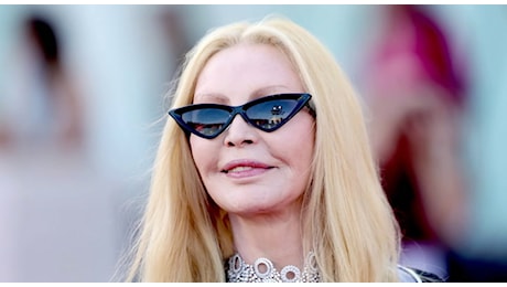 Patty Pravo a Venezia: eleganza casual sul red carpet