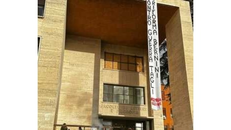 Sapienza, gli studenti occupano il tetto della facoltà di Lettere: 'No a tagli, guerre e precarietà'