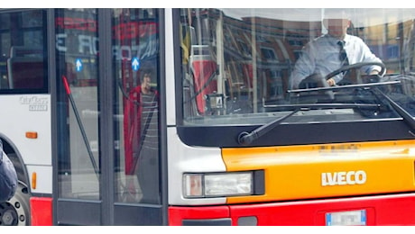 Autista di bus pestato a sangue da un gruppo di ragazzini: un minore arrestato. Dove è successo