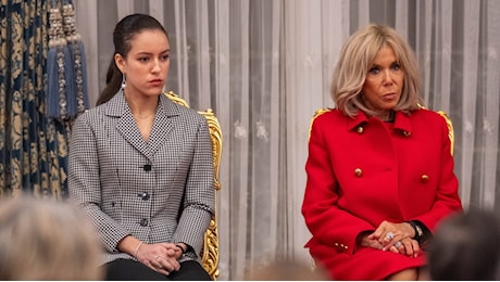 Emmanuel e Brigitte Macron in Marocco con la principessa Lalla Khadija, che «debutta» sulla scena pubblica