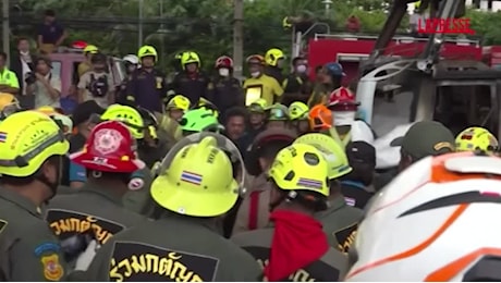 VIDEO Thailandia, scuolabus prende fuoco nei pressi di Bangkok: 25 morti