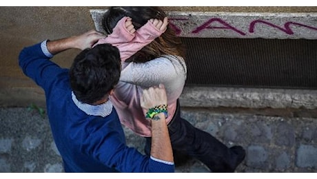 Una 65enne violentata da un minore mentre fa jogging nel Modenese