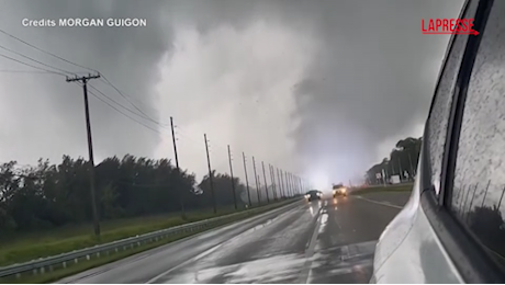 VIDEO Florida, le immagini di un tornado visto dalla strada mentre atterra l'uragano Milton