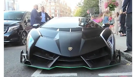 Lamborghini Veneno Roadster blocca il traffico di Londra, spettacolo in città