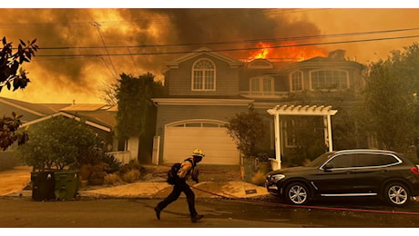 Inferno di fuoco a Los Angeles, migliaia in fuga