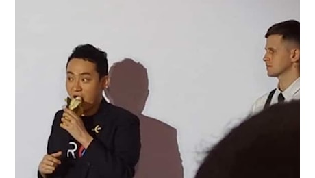 Banana di Cattelan, Justin Sun mangia l'opera acquistata per 6,2 milioni. Video