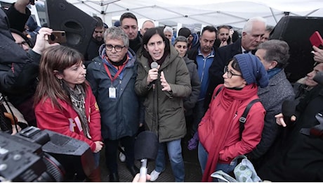 Protesta dei lavoratori Beko a Siena: Elly Schlein promette supporto contro i licenziamenti