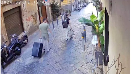 C’è un video che riprende la tragedia di Chiara Jaconis, la turista morta a Napoli, colpita da una statuetta