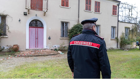 Tragedia sfiorata in gita: balcone crolla nel Ferrarese, volo di 5 metri per insegnante e guida turistica