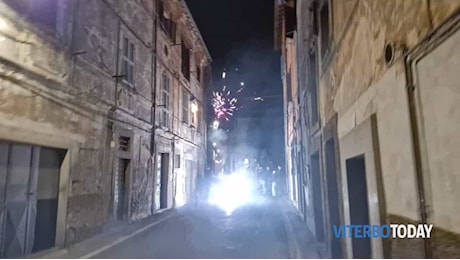 Nonostante l'ordinanza in tanti festeggiano con i fuochi d'artificio: Il mio cane spaventato per tutta la notte