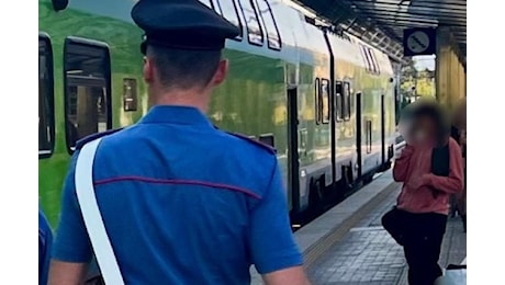 Ragazzo di 22 anni accoltellato alla stazione di Melegnano da due persone ora in fuga: è gravissimo