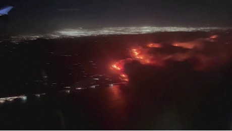 Los Angeles, gli incendi a Pacific Palisades dall'aereo. Le autorità: Raddoppiati nelle ultime ore