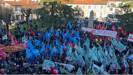 Manifestazione a Calenzano, rabbia e dolore in piazza: “Troppi morti sul lavoro, ora basta”